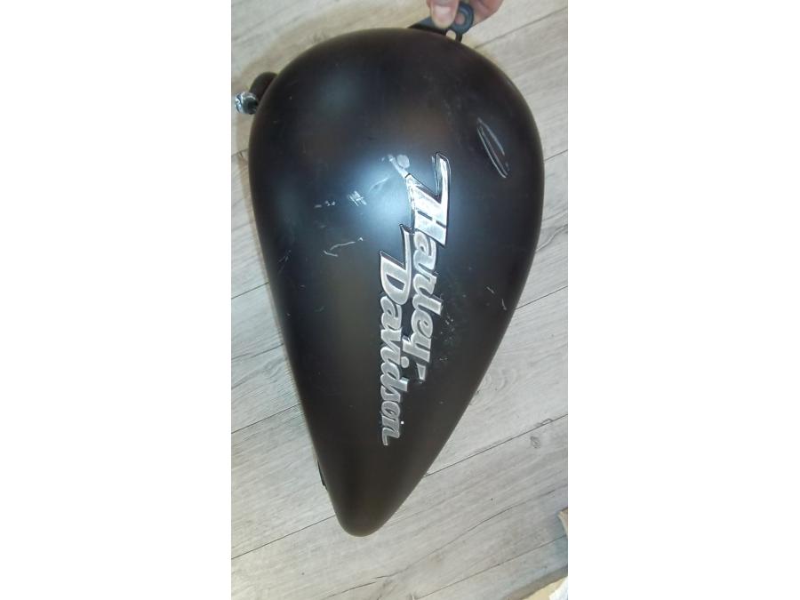 Höger sida på Bensintank från en H-D Dyna Street Bob FXDB/I -2007 motorcykel.