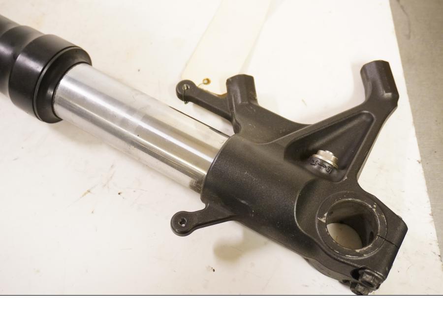 Vänster sida på Gaffelben från en Aprilia RSV 1000 R Tuono -2006 motorcykel.