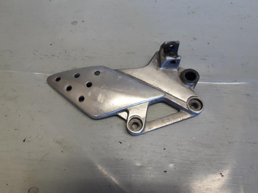Framsidan på Fotpinnefäste från en Honda CBR 125 R -2008 motorcykel.