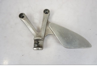 Baksidan på Fotpinnefäste från en Honda VFR 750 -1994 motorcykel.