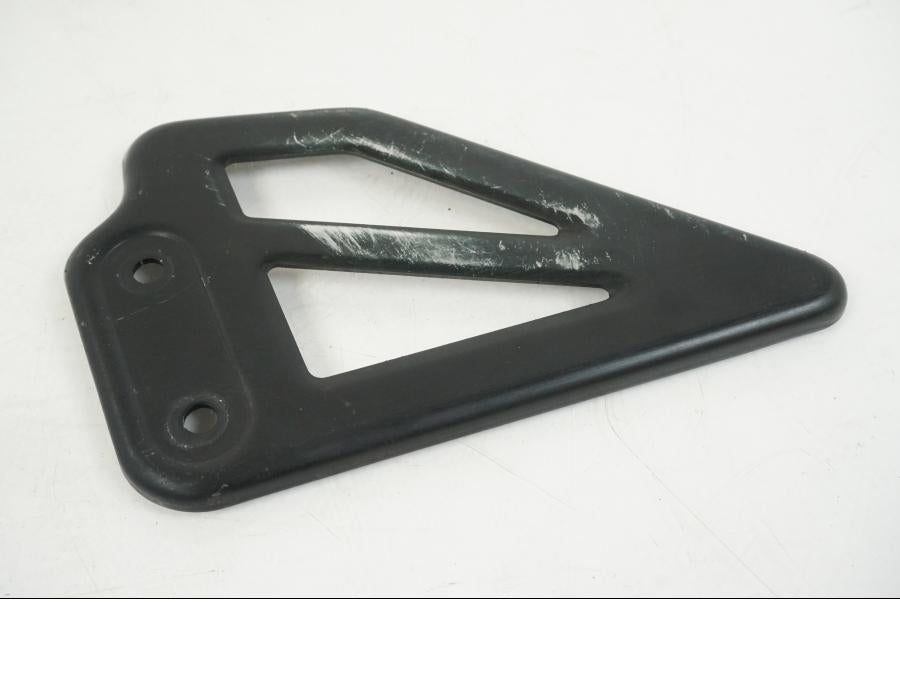 Baksidan på Fotpinnehälskydd från en Suzuki GSX-R 750 -2001 motorcykel.