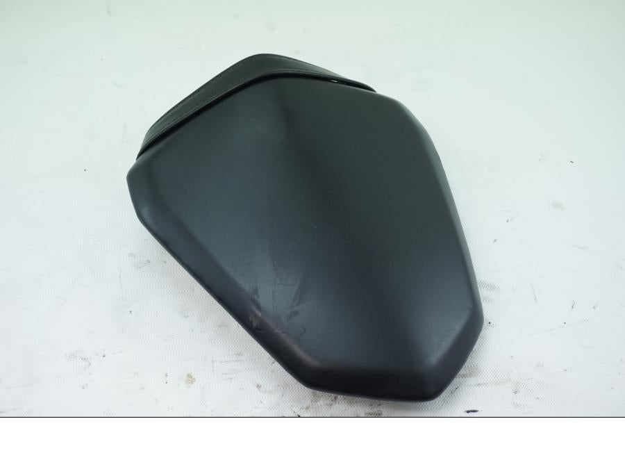 Höger sida på Sadel från en Kawasaki Z 800 -2013 motorcykel.