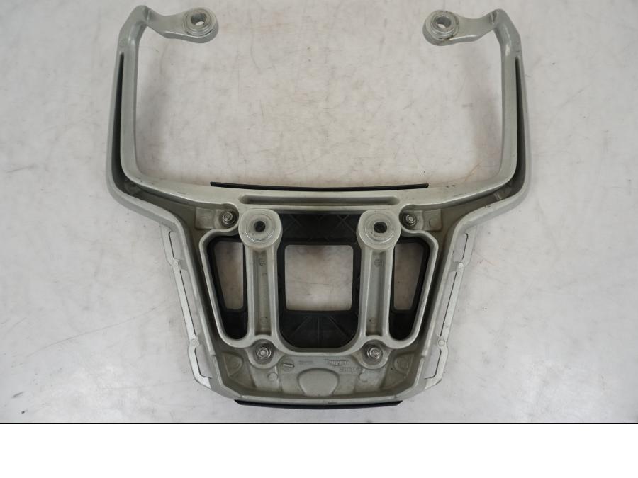 Extrabild4 på Passagerarhandtag från en Triumph Tiger Explorer -2013 motorcykel.