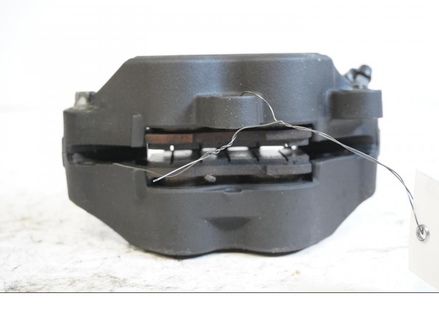 Höger sida på <p>Bromsok vänster fram från Kawasaki Z 900 2017.</p>

<p>Nissin. Bromsbelägg. Fyra kolvs ok. Bra skick.</p> motorcykel.