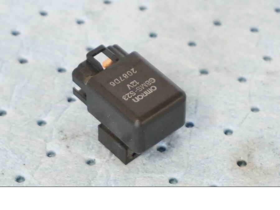 Snett uppifrån på Relä från en Suzuki GSX-R 1000 -2008 motorcykel.