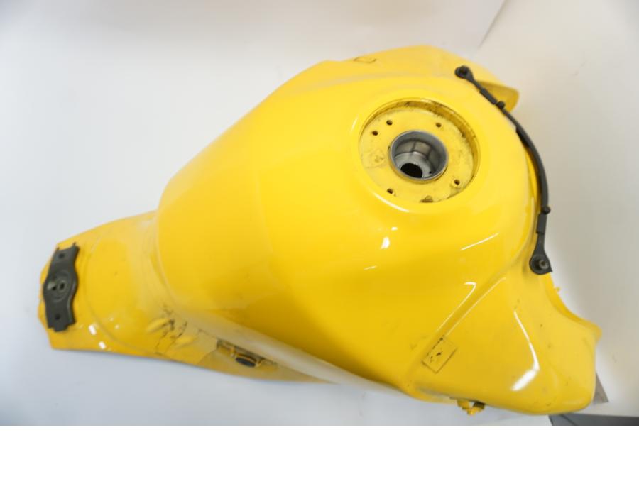 Snett nerifrån på Bensintank från en Suzuki DL 1000 -2003 motorcykel.