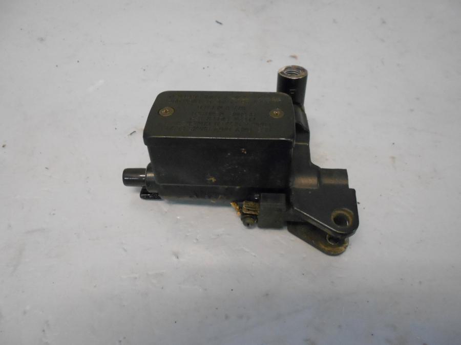 Framsidan på Kopplingshuvudcylinder från en Suzuki GSX 1400 -2003 motorcykel.