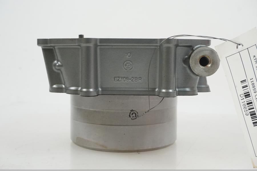 Höger sida på Cylinder från en KTM 1290 Super Duke R -2021 motorcykel.