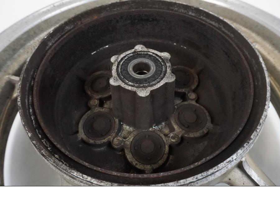 Höger sida på Fälg från en Yamaha XV 1100 -1993 motorcykel.