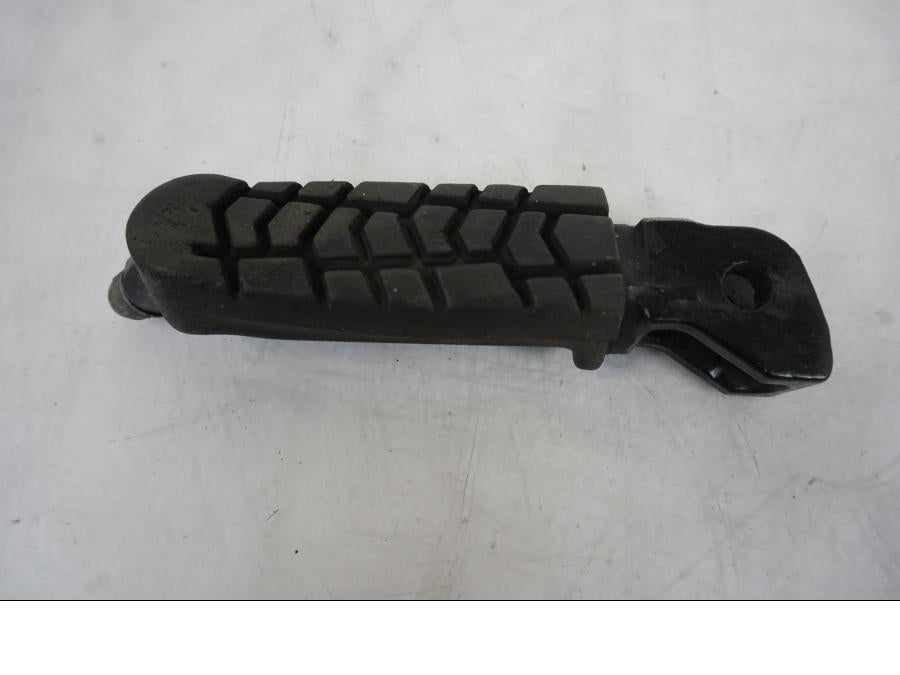 Snett uppifrån på Fotpinne från en KTM 125 Duke -2017 motorcykel.