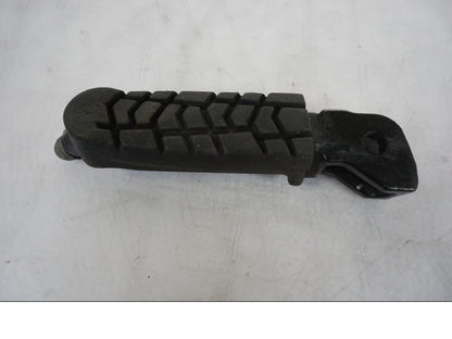 Snett uppifrån på Fotpinne från en KTM 125 Duke -2017 motorcykel.