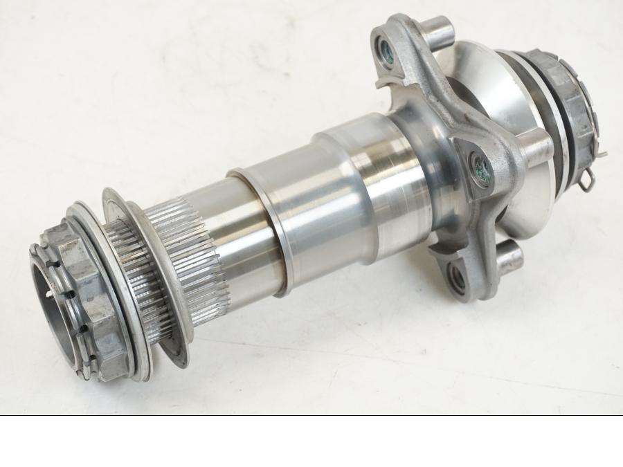 Snett uppifrån på Axel från en Triumph Speed Triple -2021 motorcykel.