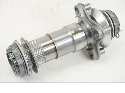 Snett uppifrån på Axel från en Triumph Speed Triple -2021 motorcykel.