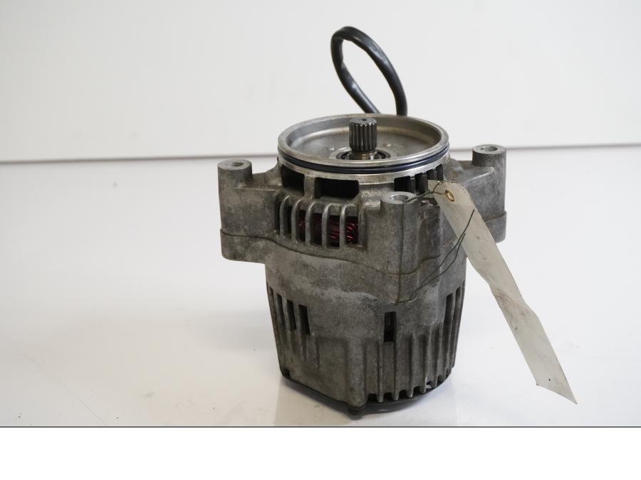 Framsidan på Generator från en Yamaha YZF 750 R -1994 motorcykel.