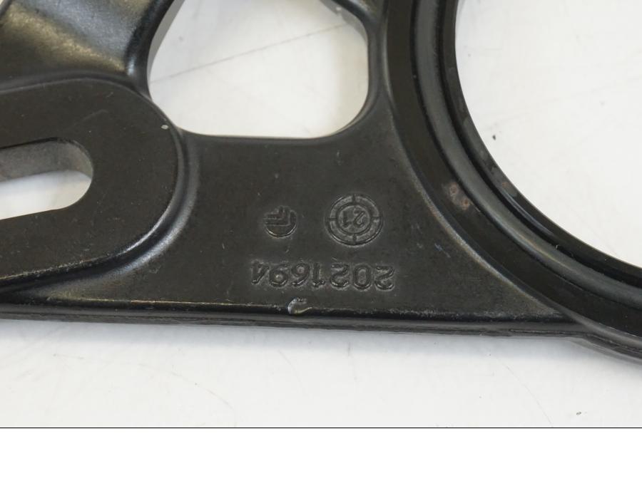 Baksidan på Bromsoksfäste från en Triumph Speed Triple -2021 motorcykel.