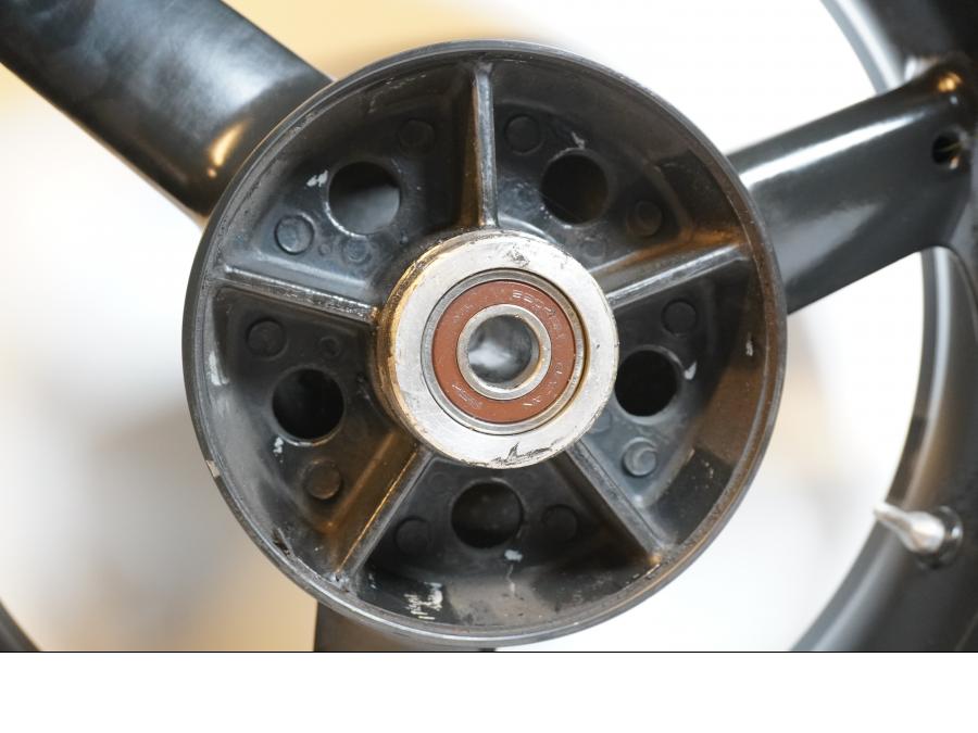 Extrabild1 på Fälg från en Triumph Daytona 650 -2005 motorcykel.