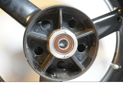 Extrabild1 på Fälg från en Triumph Daytona 650 -2005 motorcykel.