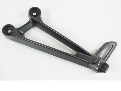 Framsidan på Fotpinnefäste från en Yamaha MT-07 -2019 motorcykel.