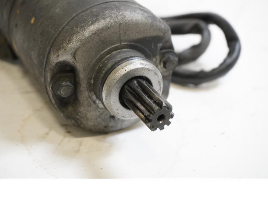 Baksidan på Startmotor från en Yamaha XVS 650 -1998 motorcykel.