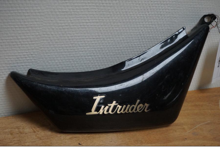 Framsidan på Sidopanel från en Suzuki VS 750 Intruder -1986 motorcykel.