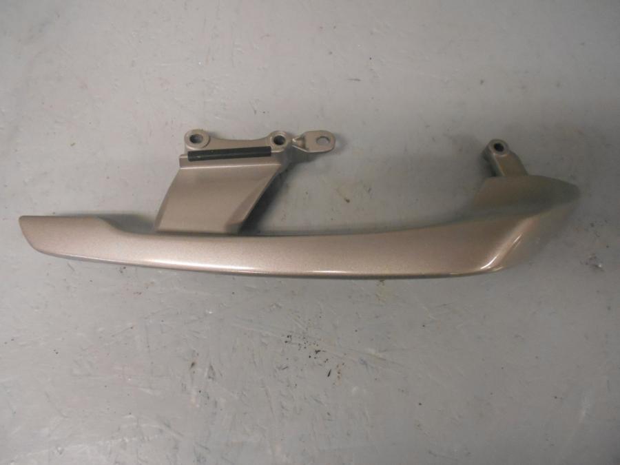 Framsidan på Passagerarhandtag från en Honda CB500x -2014 motorcykel.