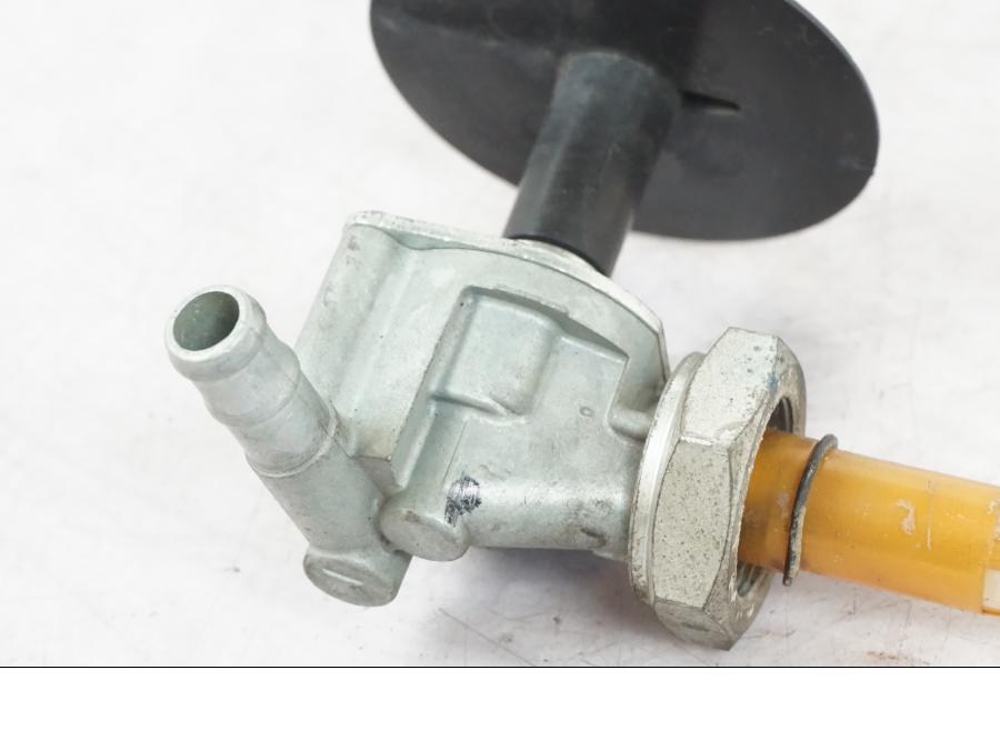 Höger sida på Bensinkran från en Honda NT 650 V -2002 motorcykel.