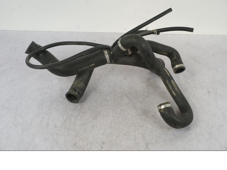 Höger sida på Vattenkyl Slang Set från en KTM 1290 Super Adventure R -2018 motorcykel.