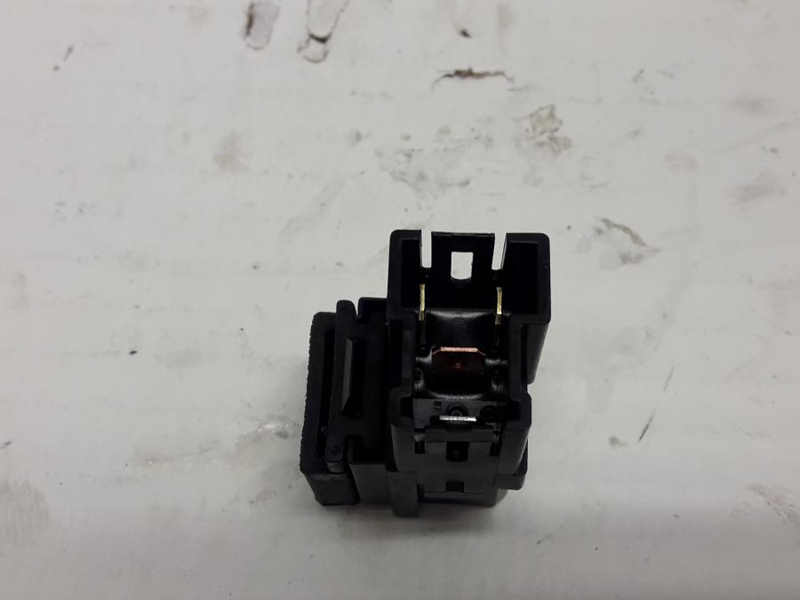 Baksidan på Relä från en Yamaha XJR 1300 -2015 motorcykel.