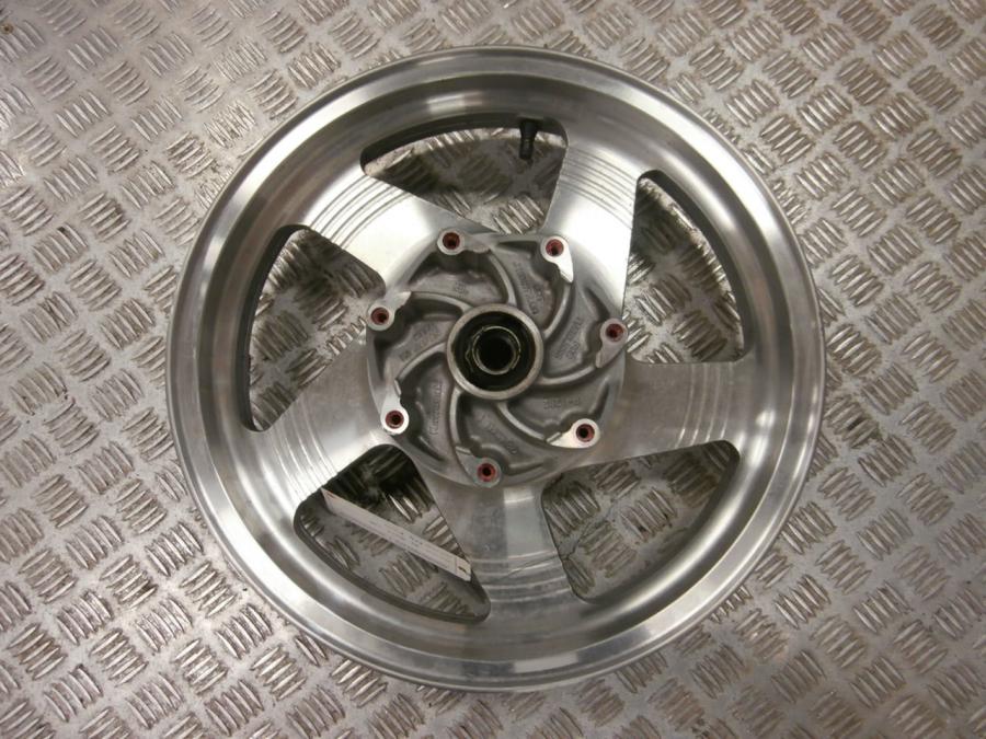 Baksidan på Fälg från en Kawasaki VN 1500 Classic Tourer -2000 motorcykel.