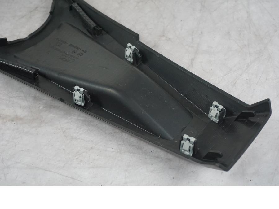 Snett nerifrån på Bensintankskåpa från en KTM 1290 Super Duke R -2022 motorcykel.