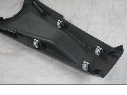 Snett nerifrån på Bensintankskåpa från en KTM 1290 Super Duke R -2022 motorcykel.