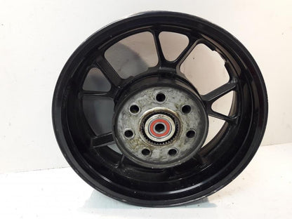 Baksidan på Fälg från en Kawasaki GTR 1400 -2012 motorcykel.