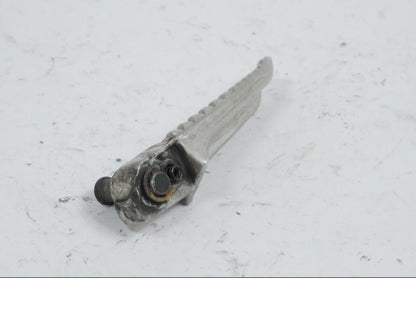 Vänster sida på Fotpinne från en Suzuki GSX-R 1000 -2008 motorcykel.