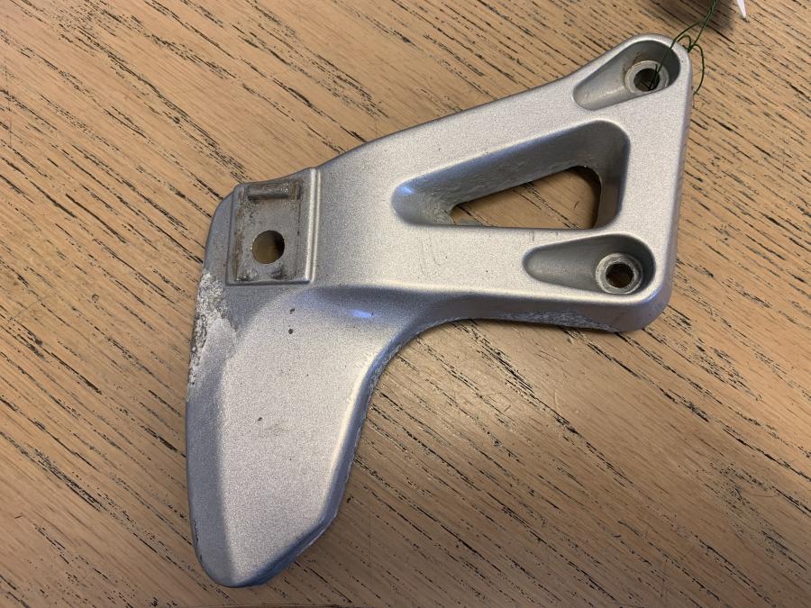 Baksidan på Fotpinnefäste från en BMW F 650 -1999 motorcykel.