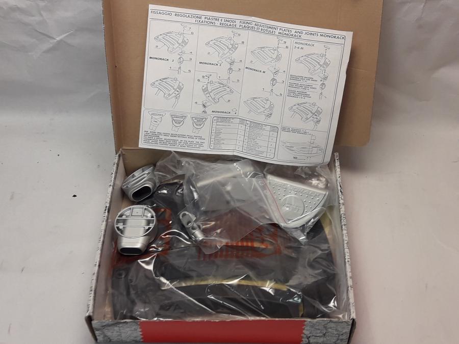 Framsidan på Topboxplatta från en Yamaha Alla -2005 motorcykel.