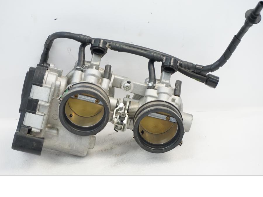 Baksidan på Spjällhus från en Aprilia RSV 1000 -2010 motorcykel.