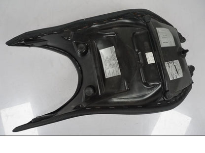 Snett uppifrån på Sadel från en KTM 1290 Super Duke R -2015 motorcykel.