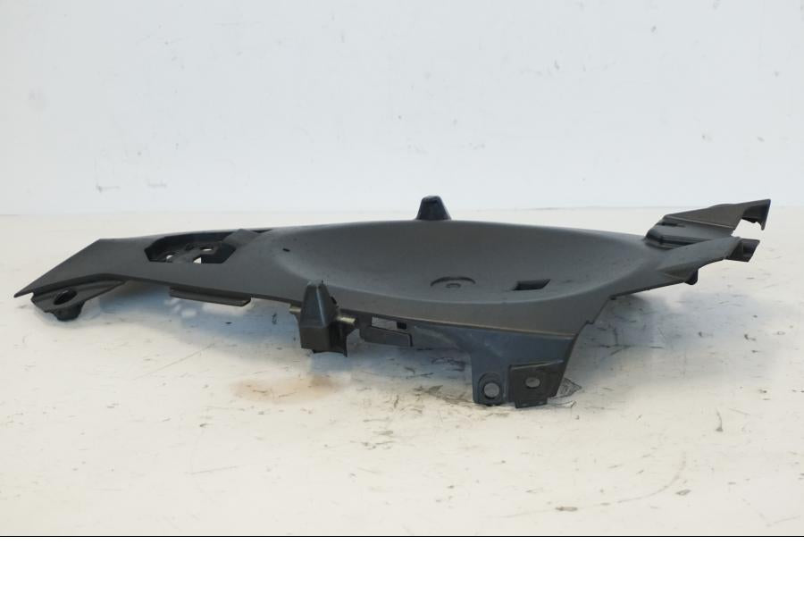 Snett uppifrån på Undertail från en Kawasaki ER-6N -2012 motorcykel.