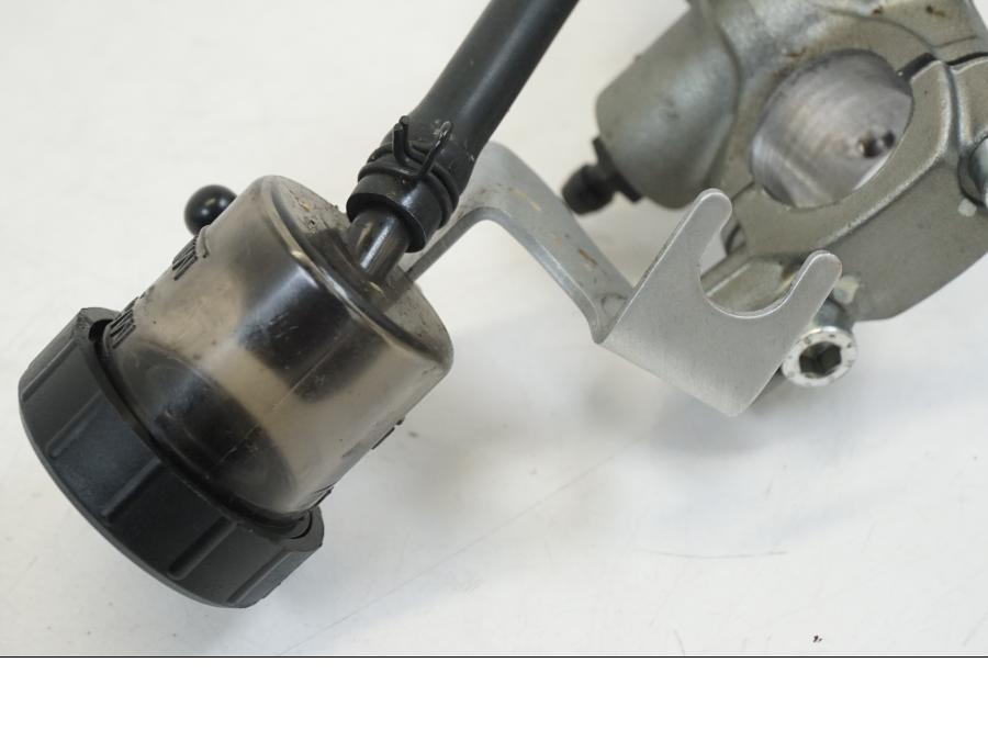 Extrabild2 på Kopplingshuvudcylinder från en Ducati Streetfighter V4 -2020 motorcykel.