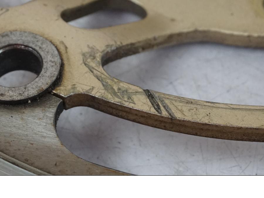 Snett uppifrån på Bromsskiva från en Suzuki SV 650 -1999 motorcykel.