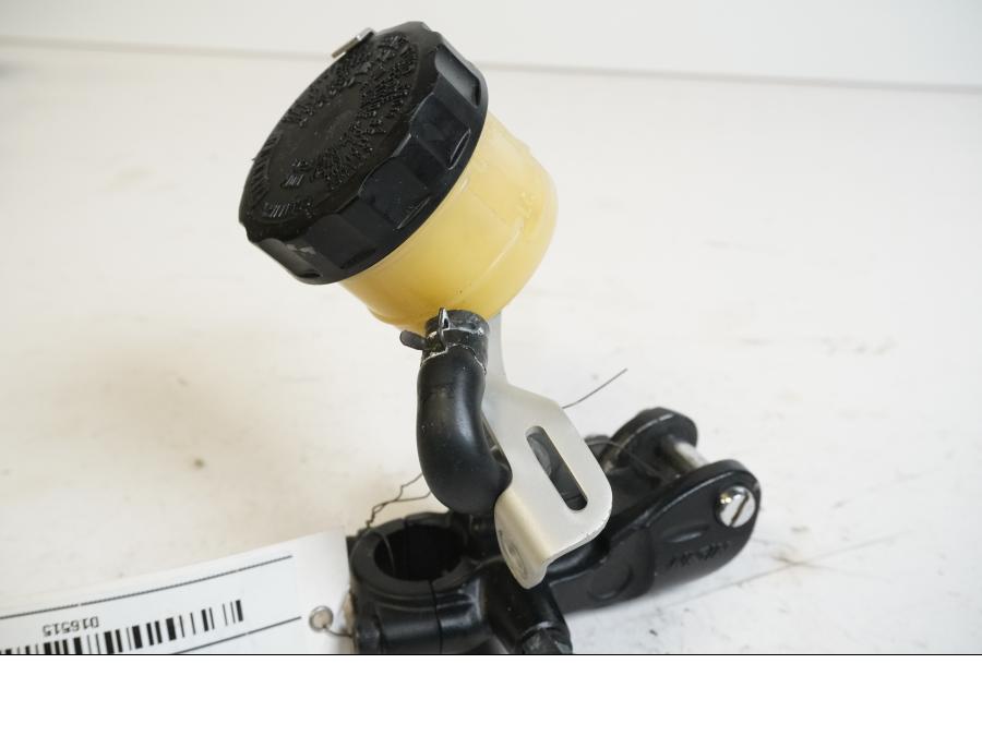 Höger sida på Bromshuvudcylinder från en Triumph Daytona 675 -2010 motorcykel.