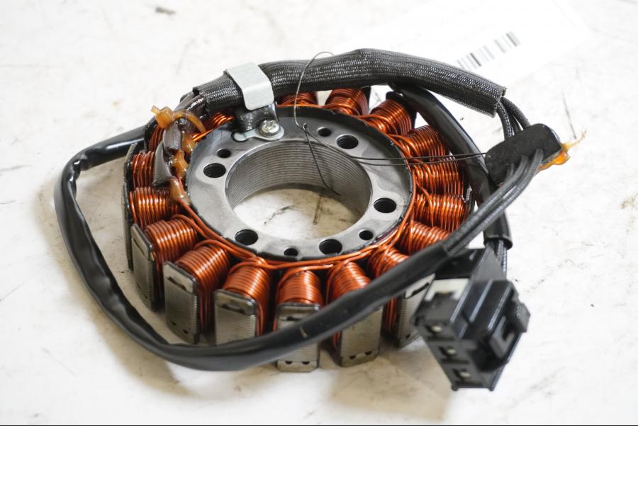 Framsidan på Generator från en Kawasaki Z 1000 -2008 motorcykel.