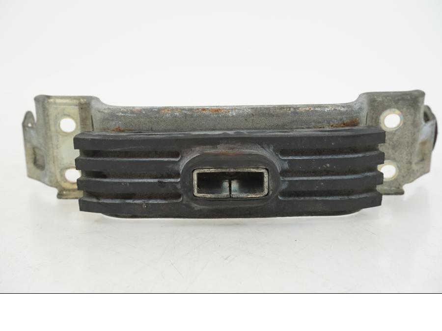 Snett nerifrån på Bensintankfäste från en Yamaha FZR 1000 -1990 motorcykel.