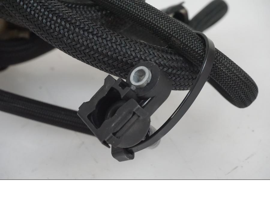 Snett nerifrån på Bensinledning från en BMW R Ninet -2017 motorcykel.