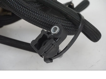 Snett nerifrån på Bensinledning från en BMW R Ninet -2017 motorcykel.