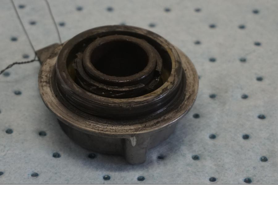 Baksidan på Hastighetsdrivning från en Triumph Thunderbird 900 -2000 motorcykel.