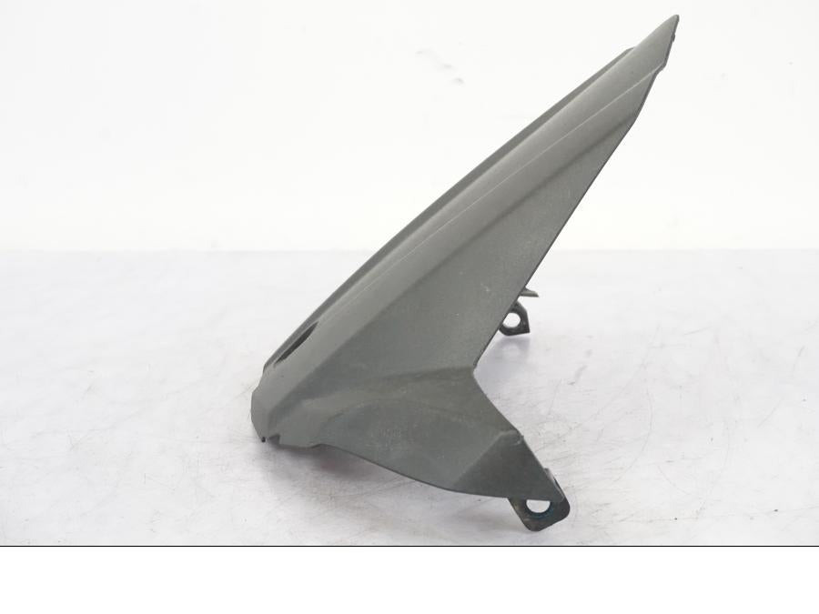 Snett uppifrån på Svingskärm från en Suzuki GSX-S 1000 -2017 motorcykel.