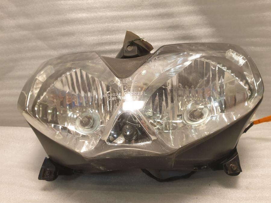 Framsidan på Strålkastare från en Honda CBR 125 R -2004 motorcykel.