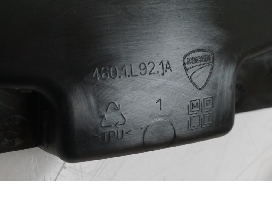 Vänster sida på Stänkskydd från en Ducati Desert X -2022 motorcykel.