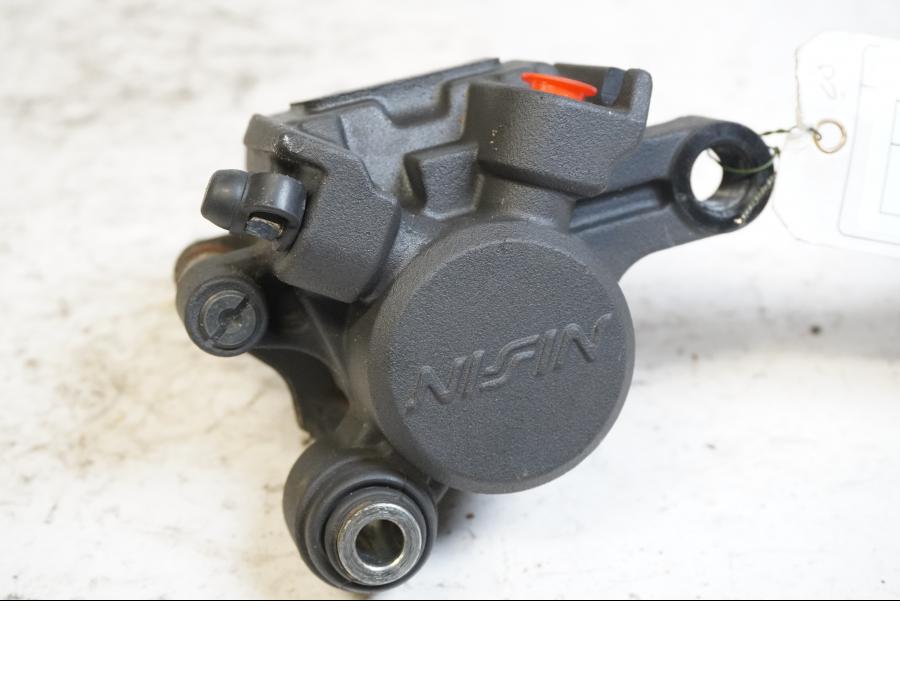 Framsidan på Bromsok från en Suzuki SV 650 -2004 motorcykel.